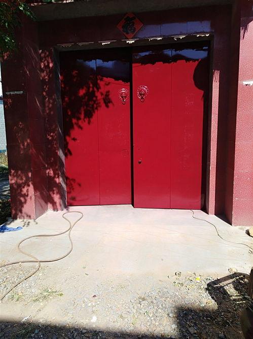 农村铁大门喷漆视频,喷漆工艺打造独特韵味