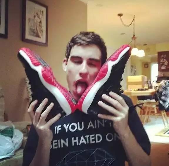 舔鞋的视频vk,舔鞋视频在VK平台的火爆现象